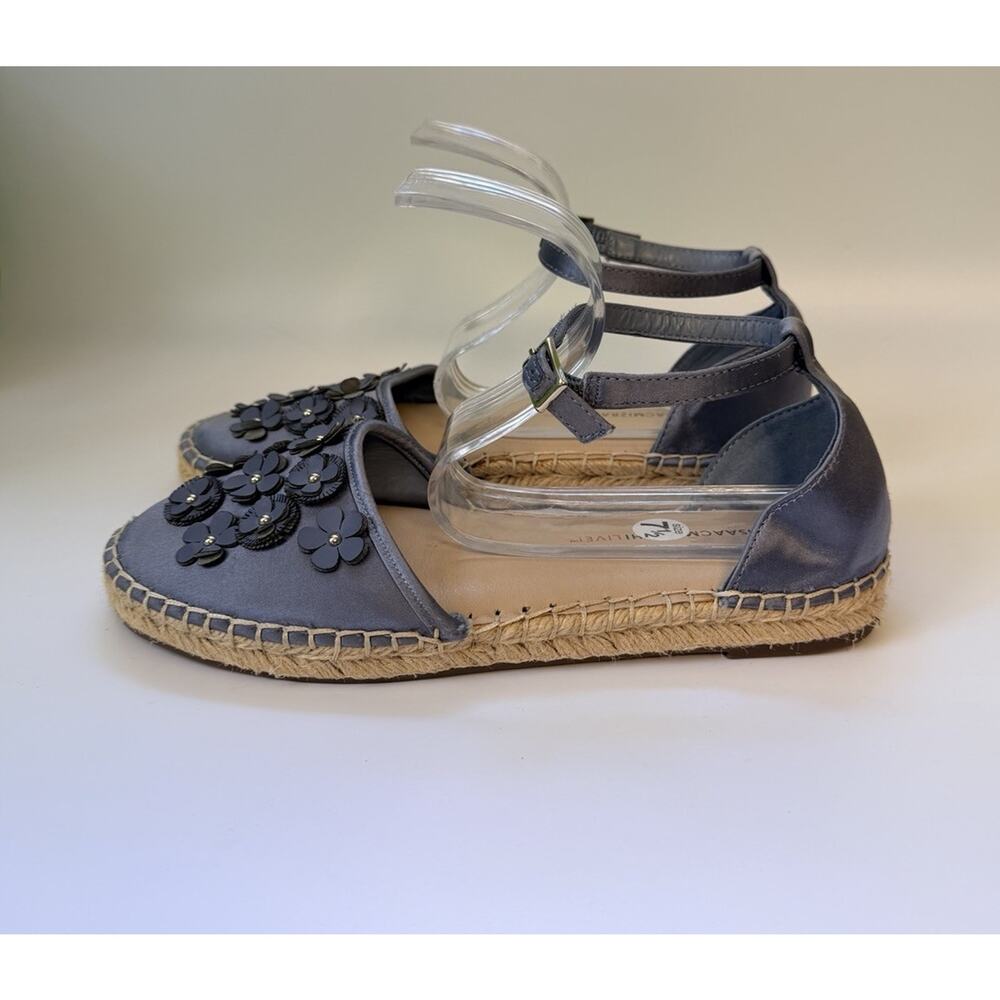 Isaac Mizrahi Blue Satin Floral 3D Floral Sandals 7.5 Boho Closed Toe 3/4” Flats